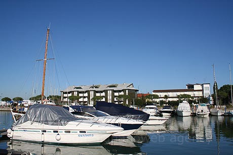 Boote ins Hafen von Lignano foto