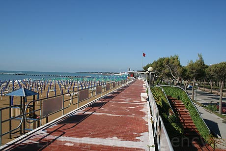 Das Panorama auf die Strand von Lignano foto