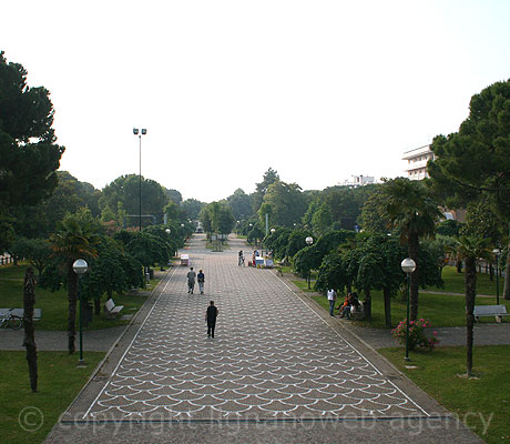 Der Park vor die Kirche von Lignano foto