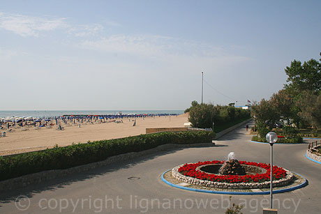 Der Strand neben das Camping Pino Mare von Lignano foto