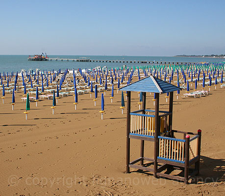 Der Strand von Lignano Pineta aus der Luft betrachtet foto