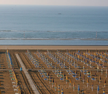 Der Strand von Lignano Sabbiadoro aus der Luft betrachtet foto