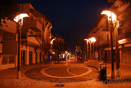 Die Geschaefte Strasse von Lignano Sabbiadoro bei Nacht foto