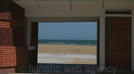 Eintritt am Strand von Lignano foto