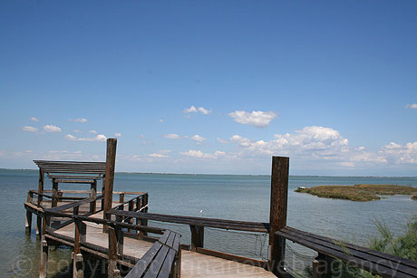 Holzterrasse in der Lagune von Lignano Sabbiadoro foto