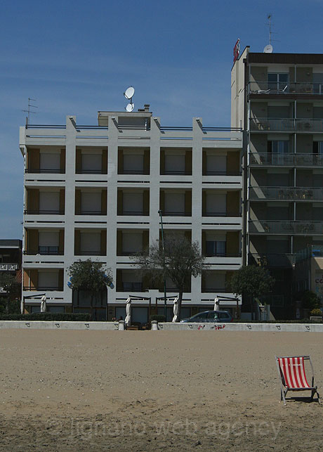 Hotel auf dem Strand von Lignano foto