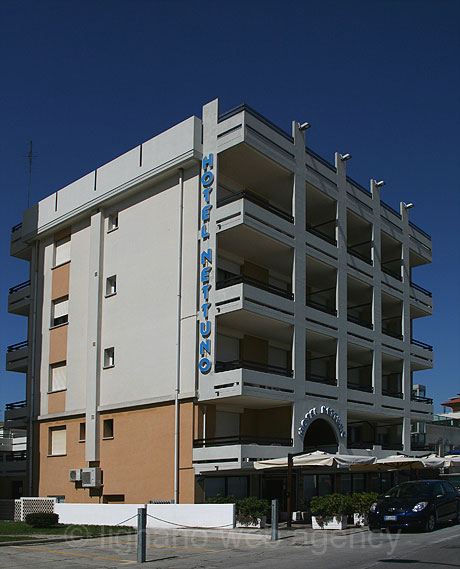 Hotel Nettuno von Lignano seitlich aus gesehen foto