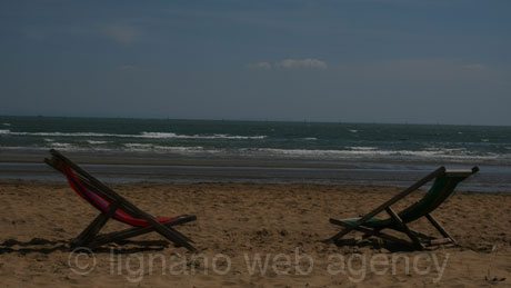 Liegestuehle auf dem Strand von Lignano Sabbiadoro foto