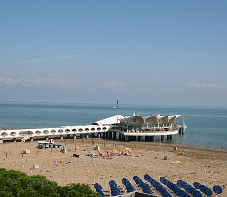 Luftansicht der Meeresterrasse von Lignano foto