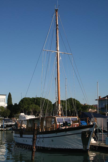 Segelboot ins Hafen von Lignano foto