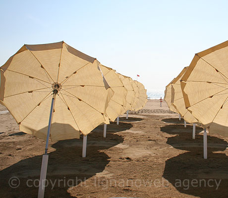 Sonnenschirme auf dem Strand von Lignano Sabbiadoro foto