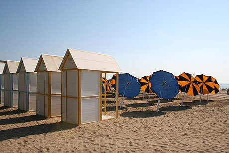 Sonnenschirme und Kabine auf dem Strand von Lignano Sabbiadoro foto