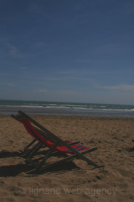 Strandliegen auf dem Strand von Lignano foto