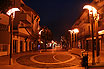 Die Geschaefte Strasse Von Lignano Sabbiadoro Bei Nacht