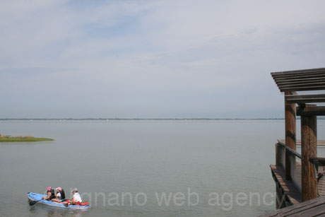 Egy kenu a lagunaban Lignanoban foto