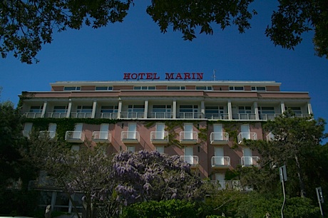 Alberrgo fronte mare a Lignano foto