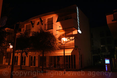 Hotel Esperya Lignano Sabbiadoro vista notturna foto